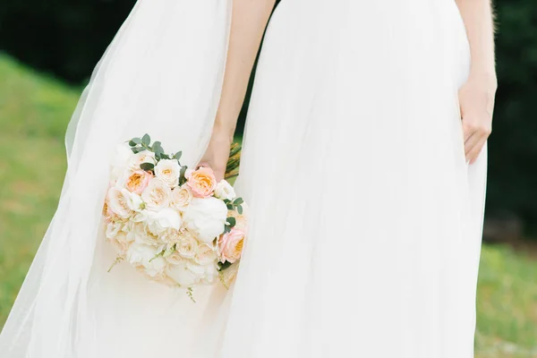 Belo buquê de casamento de rosas peônias, peônias nas mãos — Fotografia de Stock