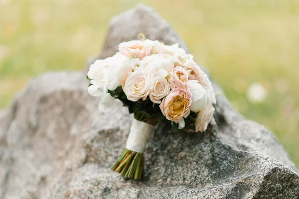 Прекрасный свадебный букет пионских роз, пионов — стоковое фото