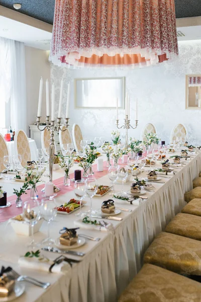 Schöne festliche Bankett Hochzeitstisch mit Sträußen von weißen e — Stockfoto
