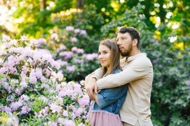 Birbirine aşık romantik bir çift baharda kucaklaşır.