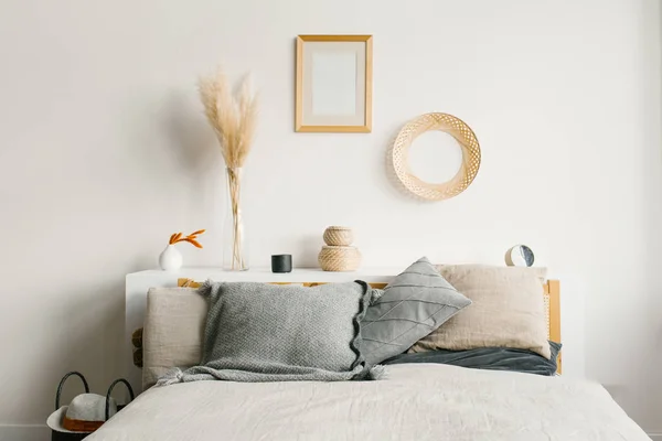 Cama en el dormitorio en un estilo natural minimalista escandinavo. G — Foto de Stock