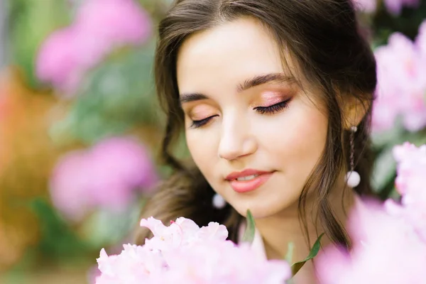 Una guapa jovencita con maquillaje profesional más tamaño en b b b. — Foto de Stock