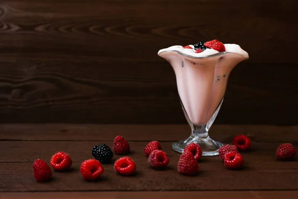 Raspberry strawberry smoothie in a glass glass with fresh raspbe — Stock Photo, Image