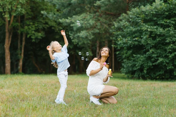 Mutter hat Spaß mit ihrer fünfjährigen Tochter in der Natur — Stockfoto