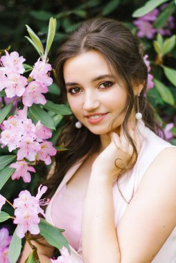 Gülüşü ve kocaman kahverengi gözleri olan güzel bir esmer.