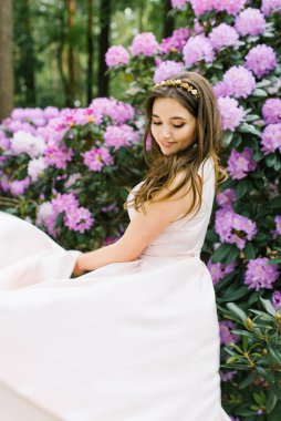 Gülüşü ve kocaman kahverengi gözleri olan güzel bir esmer.