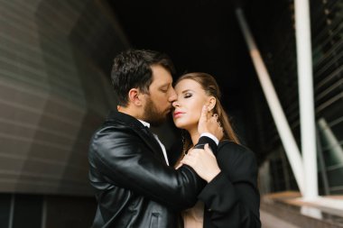 Birbirine aşık güzel bir iş çifti. Eğleniyor, öpüşüyor. Değerli