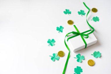 Yeşil fiyonklu hediye kutusu, mutlu Shamrock, çikolata sikkeleri-St. P
