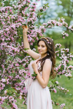 Pembe narin elbiseli güzel romantik bir kız