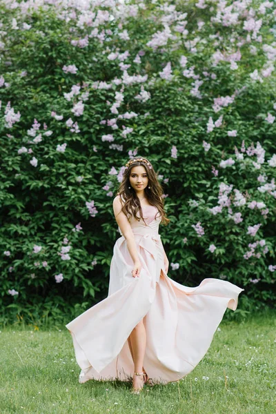 Una hermosa chica romántica en un vestido delicado rosa volando en el —  Fotos de Stock