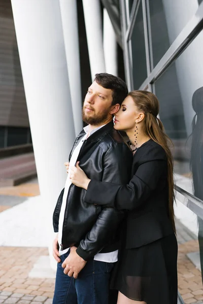 Verliebtes Paar in Businesskleidung nahe der Glaswand eines Off — Stockfoto