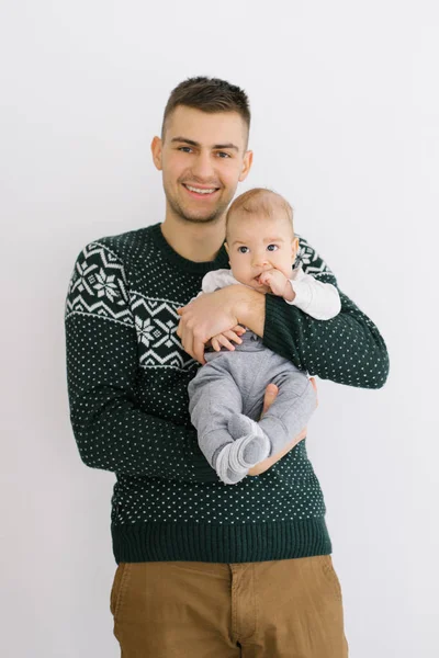 Genç bir baba beş aylık oğlunu kollarında tutuyor. — Stok fotoğraf