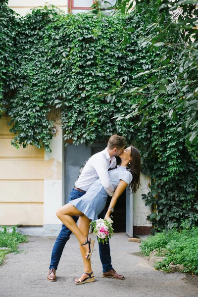 Casal bonito no amor cara e menina abraçar uns aos outros na cidade — Fotografia de Stock