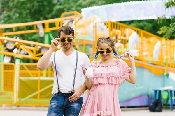Ein lustiges und lustiges verliebtes Paar, ein Mann und ein Mädchen mit Sonnenbrille — Stockfoto