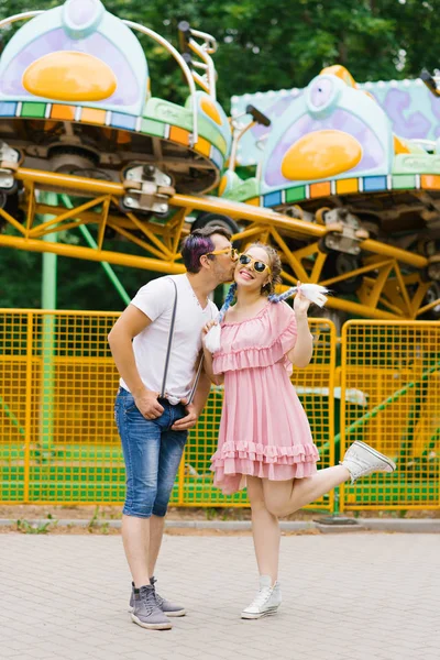Lustiges und lustiges verliebtes Paar, ein Mann und ein Mädchen mit Sonnenbrille — Stockfoto