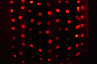 Soyut bulanıklaştırılmış arka plan siyah, kırmızı ışıklar vurgulanmış,