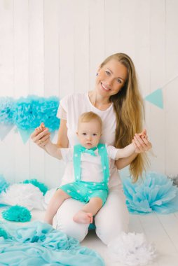 Güzel bir genç kadın, bir yaşında bir bebeği olan bir anne...