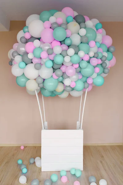Fotoğraf bölgesi için dekorasyon ve pembe balondan yapılma tatil., 