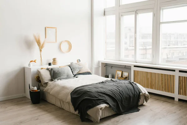 Interior del dormitorio en estilo minimalista escandinavo en blanco y g — Foto de Stock