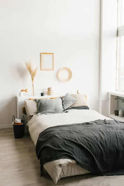 Interior do quarto em um estilo minimalista escandinavo em branco e — Fotografia de Stock