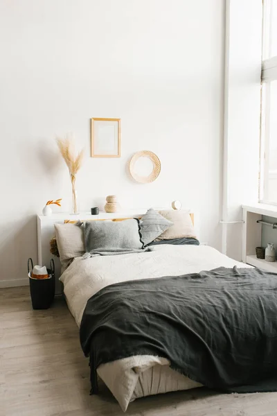 Yatak odasının içi İskandinav minimalist tarzında beyaz ve