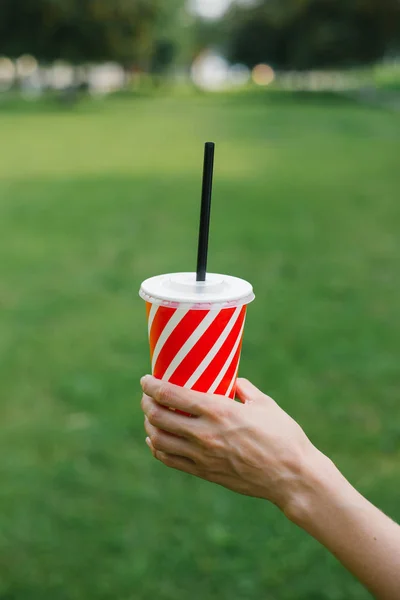 Verre jetable en papier avec une bande rouge et blanche paille pour dri — Photo