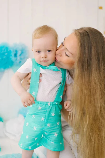 Uma bela jovem mulher, uma mãe com um bebê de um ano, um assim — Fotografia de Stock