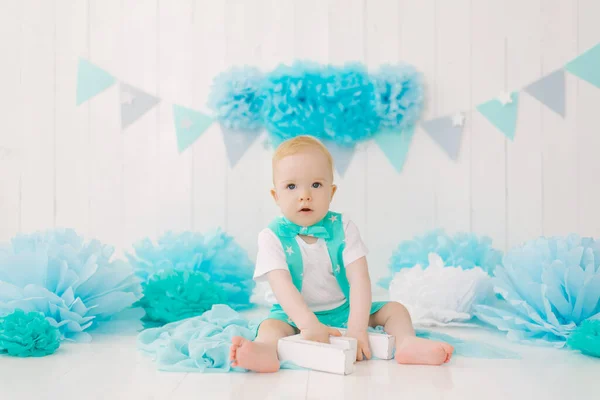 Um menino de um ano comemora seu primeiro aniversário. Colo azul-branco — Fotografia de Stock