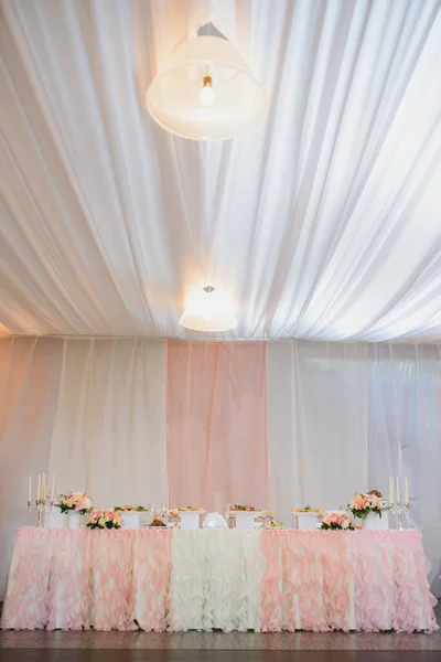 Hochzeitstisch für Braut und Bräutigam in rosa und weiß sc — Stockfoto