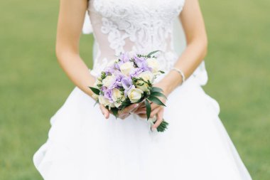 Gelinin güzel, narin düğün buketi leylak eusto ile