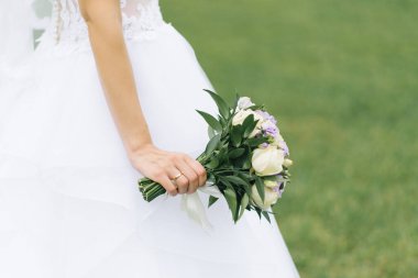 Gelinin güzel, narin düğün buketi leylak eusto ile