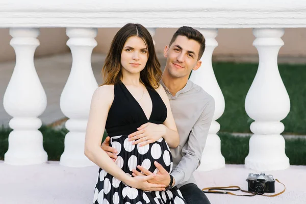 Werdende Eltern, eine junge Familie, die ihr erstes Kind erwartet — Stockfoto