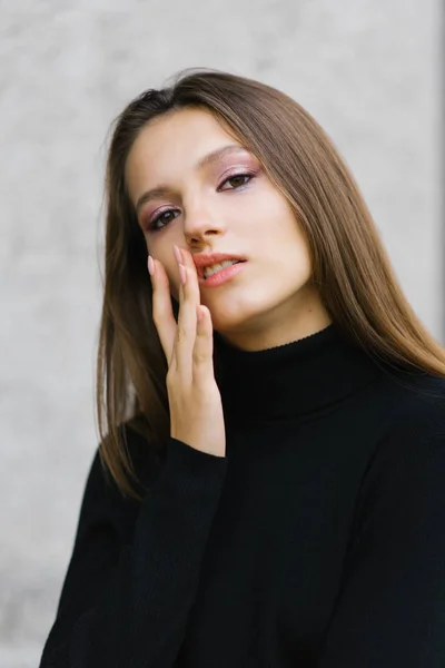 Una chica vestida de negro se toca el labio con el dedo, herpes — Foto de Stock