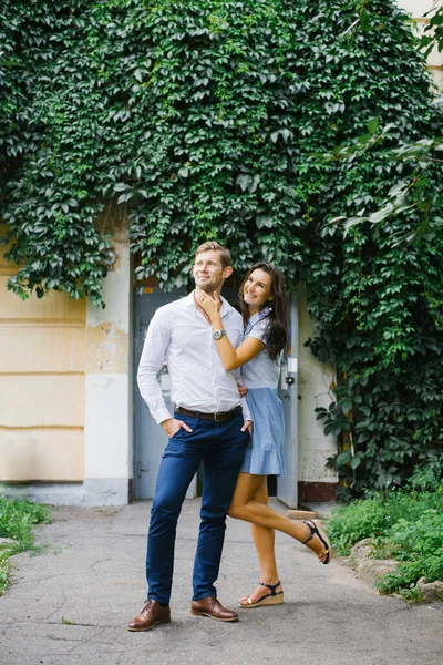 Ein schönes verliebtes Paar, ein Mann und ein Mädchen, haben Spaß in ihrer Freizeit — Stockfoto