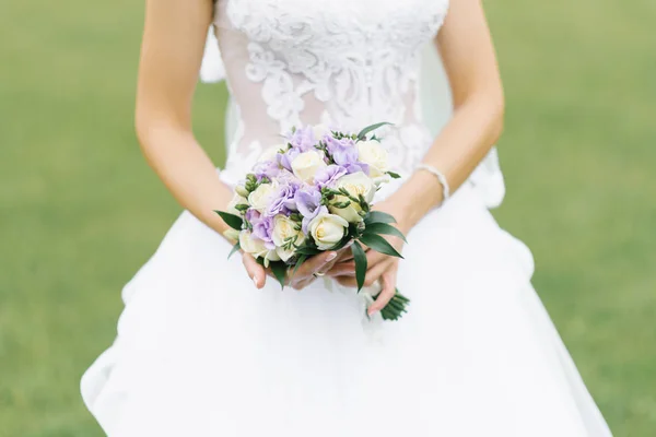 Belo buquê de casamento delicado da noiva com eusto lilás — Fotografia de Stock