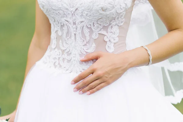 花嫁の手は結婚式の白いドレスに横たわっています,結婚式のマニ — ストック写真