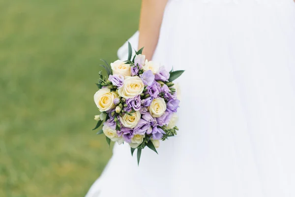 Прекрасный нежный свадебный букет невесты с сиренью эусто — стоковое фото