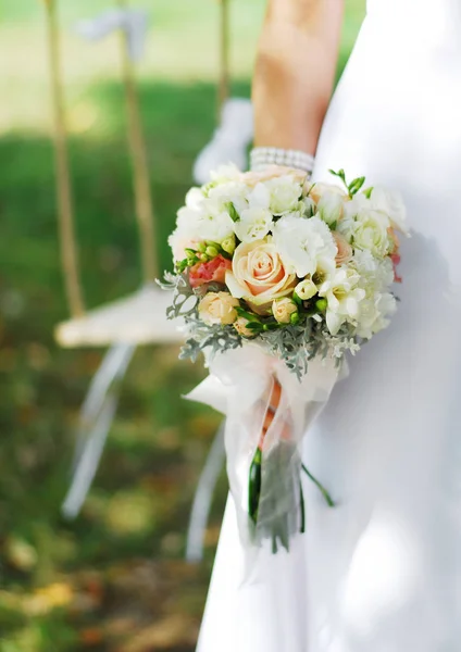 バラの繊細な結婚式の花束、白いカーネーションと白い炎 — ストック写真