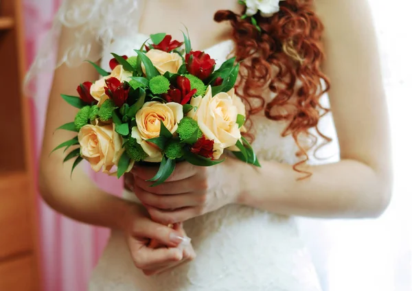 オレンジのバラと赤の花嫁のための明るい結婚式の花束A — ストック写真