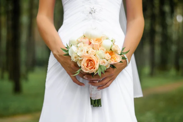 桃のバラと白い牡丹の繊細な結婚式の花束 — ストック写真