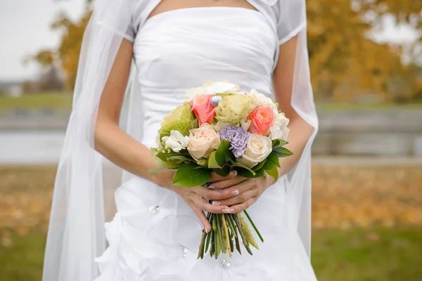バラの明るい結婚式の花束、クイーンズ、装飾的なキャベツと — ストック写真