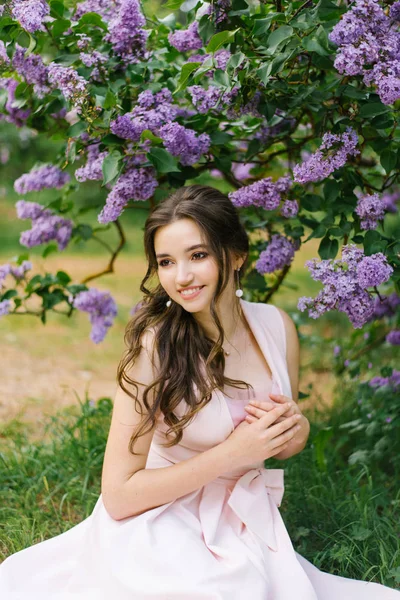 Eine schöne junge kaukasische lächelnd glückliches Mädchen mit professionellen — Stockfoto