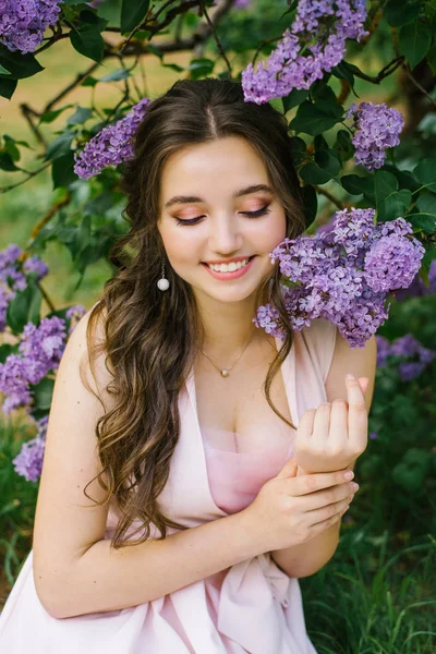 A beautiful young Caucasian smiling happy girl with professional — Stock Photo, Image