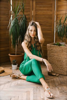 Uzun saçlı ve mesleği olan güzel bir beyaz kız.