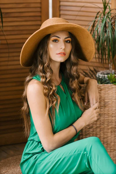 Gadis Kaukasia cantik dengan rambut panjang dan profesional — Stok Foto