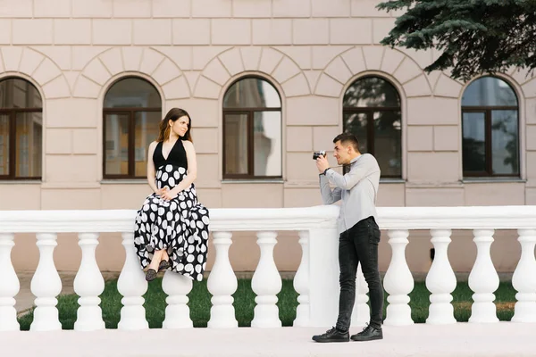 A beautiful stylish couple of future parents are walking around — Stockfoto