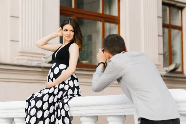 A beautiful stylish couple of future parents are walking around — Stockfoto