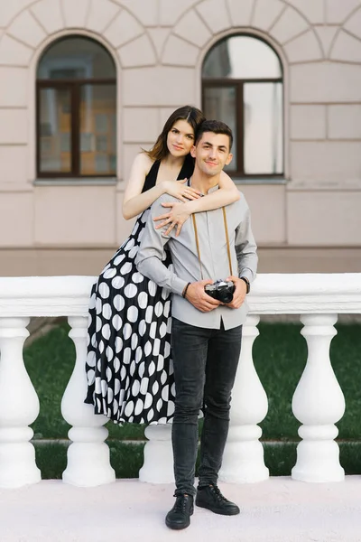Piękna stylowa para zakochanych spacerujących po mieście. W porządku. — Zdjęcie stockowe