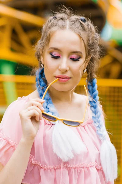 Seorang gadis cantik dengan kuncir biru dan merah muda cerah dan pr lac — Stok Foto