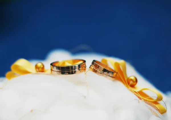 Красивые Золотые Кольца Белом Синем Фоне — стоковое фото